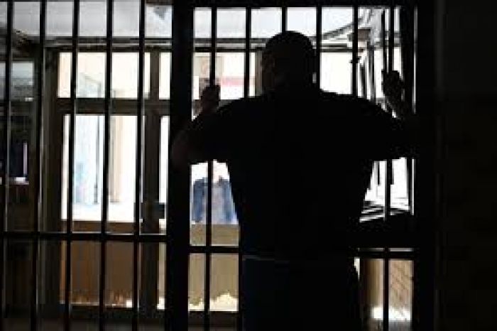 DOBOJ: "Dajem ti tri sekunde ili pucam". Supružnicima upao u kuću, pucao i tražio 2.000 evra