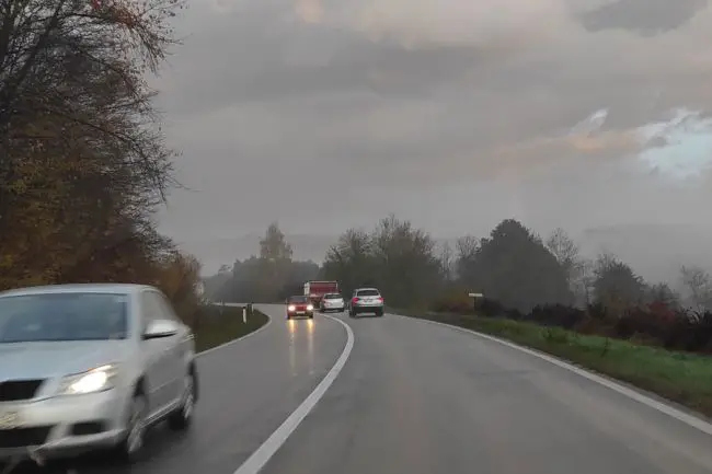 PUTEVI: Saobraćaj se odvija po mjestimično vlažnim kolovozima
