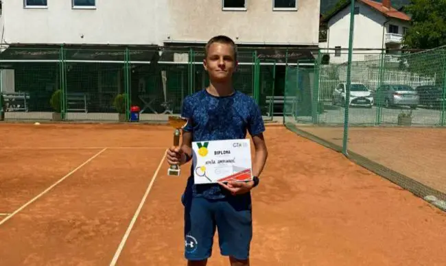 FOTO: Dobojski Info | USPJEŠAN VIKEND ZA DOBOJSKI TENIS: Zlato na OP Zenica U12, srebro i bronza na OP Sarajevo U16