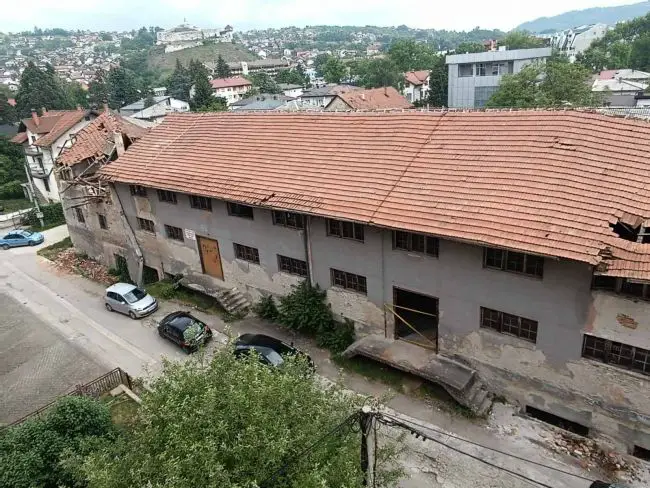 NESREĆA U RUŠEVINAMA BIVŠEG &quot;IZBORA&quot; U DOBOJU: Dijete povrijeđeno, građani pitaju – ko je odgovoran?