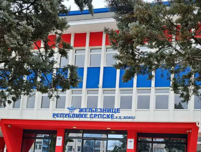 FOTO: Dobojski Info | 100 MILIONA KM POTROŠENO, DUGOVI OSTALI: Željeznice RS traže novo zaduženje
