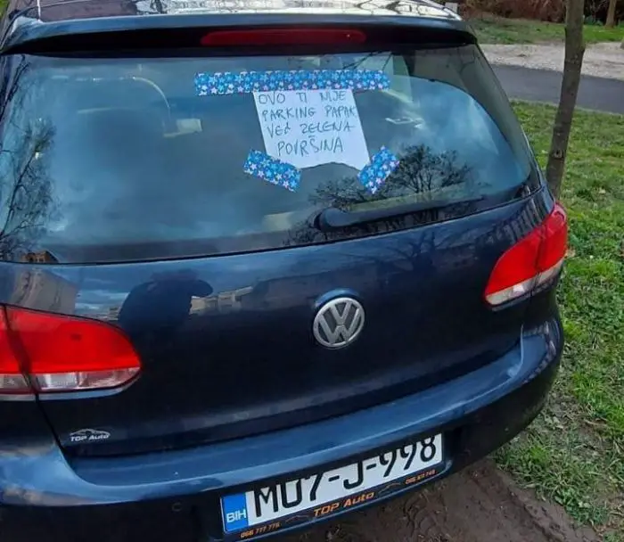 FOTO: Dobojski Info | OBRENOVOSELO: Parking papak i zelena površina