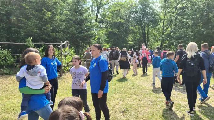 FOTO: Dobojski Info | DOBOJ: Na šetnju Ozrenom odazvalo se više od 200 mališana i roditelja
