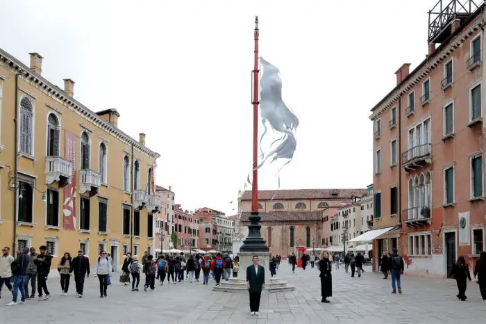 FOTO: Dobojski Info | "CEASE" - Umjetničko djelo Šejle Kamerić i Giulie Foscari obilježava Venecijanski bijenale s porukom mira