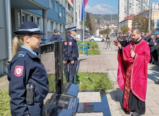 FOTO: Dobojski Info | DOBOJ: Odata počast za 127 poginulih pripadnika policije