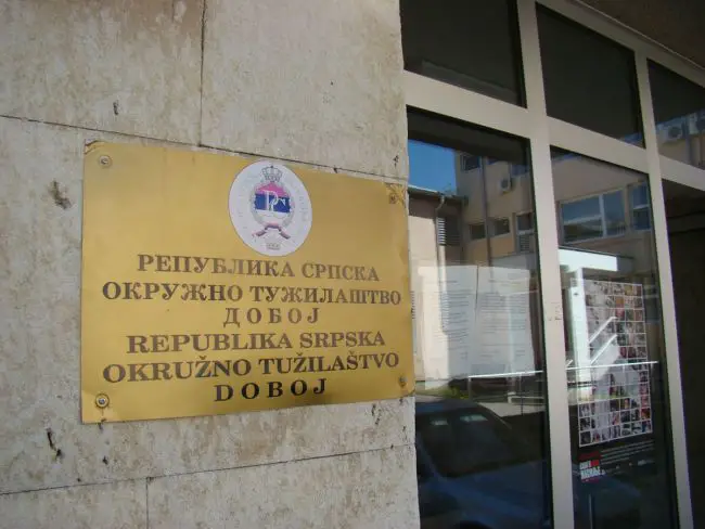 FOTO: Dobojski Info | DOBOJ: Potvrđena optužnica zbog porodičnog nasilja, oštećenja tuđe imovine i ugrožavanja sigurnosti