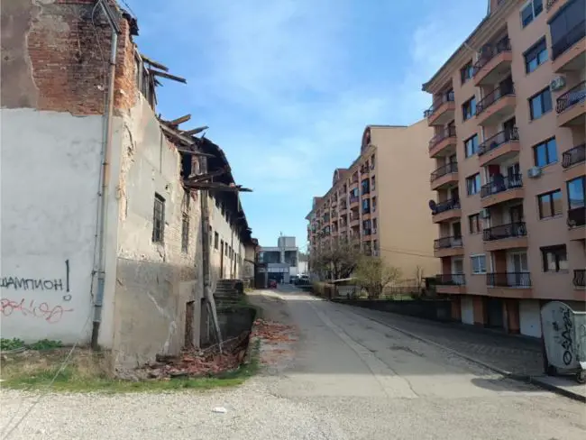 FOTO: Dobojski Info | Raspadnuti magacini bivšeg „Izbora“ ruglo i opasnost u centru Doboja
