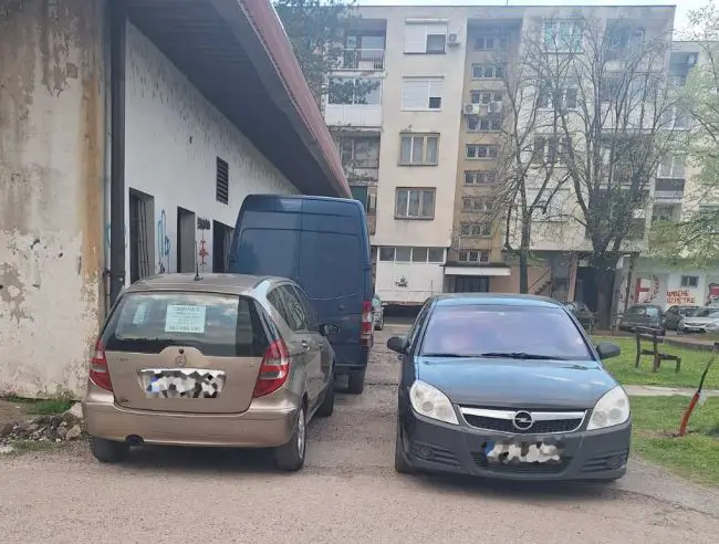 FOTO: Dobojski Info | Vozila blokiraju protivpožarni put kod stare toplane – jedno sa amblemom Policije RS