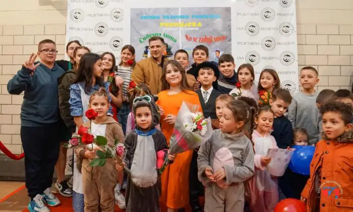 FOTO: Dobojski Info | Djeca porijeklom iz Republike Srpske u srpskom pozorištu u Čikagu izvela prvu predstavu