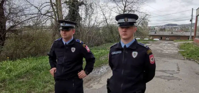 FOTO: Dobojski Info | DOBOJ: Pohvaljena dva policajca koja su spriječila samoubistvo