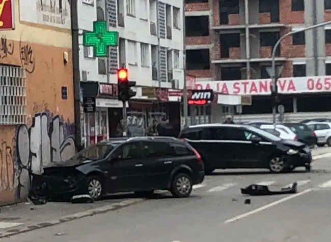 FOTO: Dobojski Info | SUDAR U ULICI SVETOG SAVE: Može li jedan dan bez nezgode? ((FOTO) 