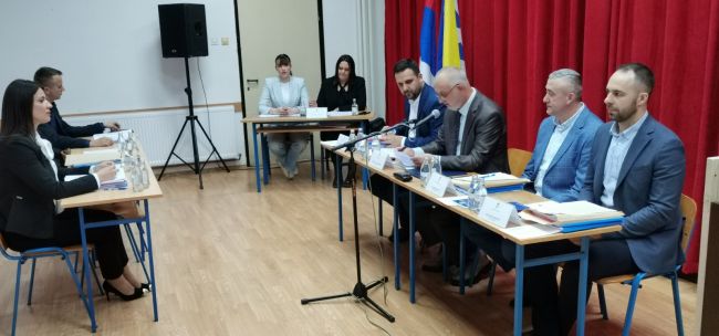 FOTO: SRNA | DOBOJ NA KREDIT: Kratkoročno zaduženje ili signal dubljih problema?