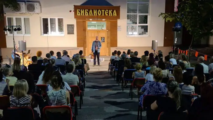 FOTO: Dobojski Info | DOBOJ: Odigrana monodrama "Ima neka tajna veza" posvećena Dušku Trifunoviću