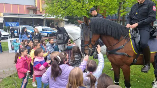 FOTO: Dobojski Info | DOBOJ: Mališane zainteresovali konji i službeni psi Jedinice žandarmerije