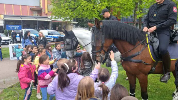 FOTO: Dobojski Info | DOBOJ: Mališane zainteresovali konji i službeni psi Jedinice žandarmerije