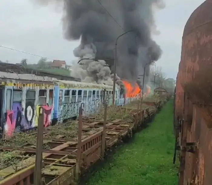 FOTO: Dobojski Info | DOBOJ: Požar na željezničkoj stanici okvalifikovan kao oštećenje i oduzimanje tuđe stvari