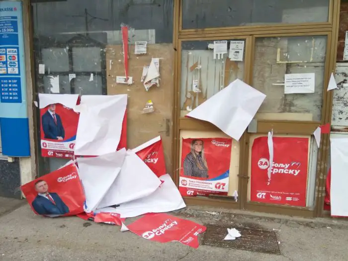 FOTO: Dobojski Info | SEDMICA U DOBOJU PRED IZBORE: Počinje "rat" plakatama.