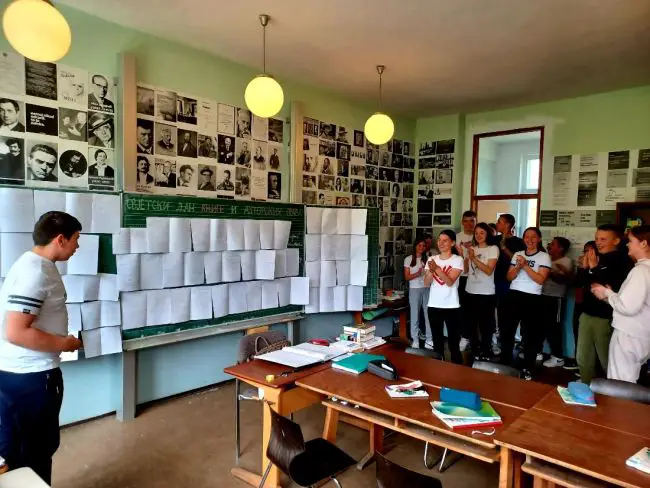 FOTO: Dobojski info | Učenik 9. razreda piše komedije koje osvaja publiku: Škola mu posvetila izložbu