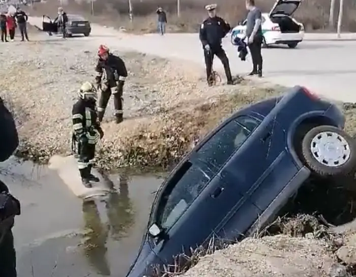 FOTO: Dobojski Info | NEODGOVORNI VOZAČ ZAVRŠIO U KANALU PORED "SFOROVOG" PUTA: Bizarna saobraćajna nezgoda. (FOTO) (VIDEO)
