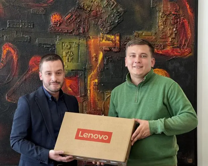 FOTO: Dobojski Info | LAPTOP I POKLONI ZA UČENIKE: Pekara Manja iznenadila najinovativnijeg nastavnika