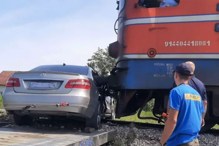 DOBOJ: Automobil podletio pod lokomotivu