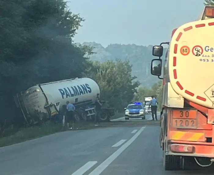 UDES KOD DOBOJA: Cisternom sletio sa magistralnog puta
