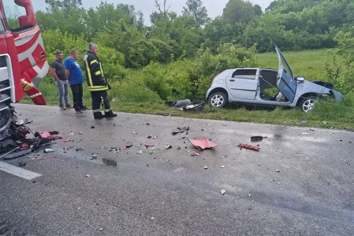 FOTO: Vatrogasci Srpske | Sudar auta i kamiona u Doboju, teško povrijeđen muškarac