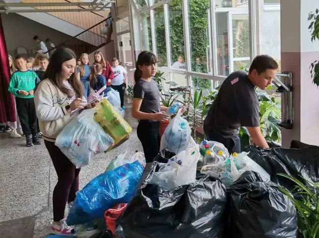 FOTO: Dobojski info | DOBOJ: Učenici škole “Vuk Stefanović Karadžić” za Dan planete Zemlje prikupili više od tonu i po plastičnog otpada