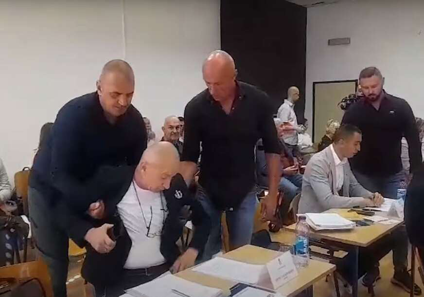 (VIDEO) Skandal sa CRNOKOŠULJAŠIMA u Skupštini Doboja: Nova epizoda u "gradu slučaju" poznatom po preletačima i krađi glasova