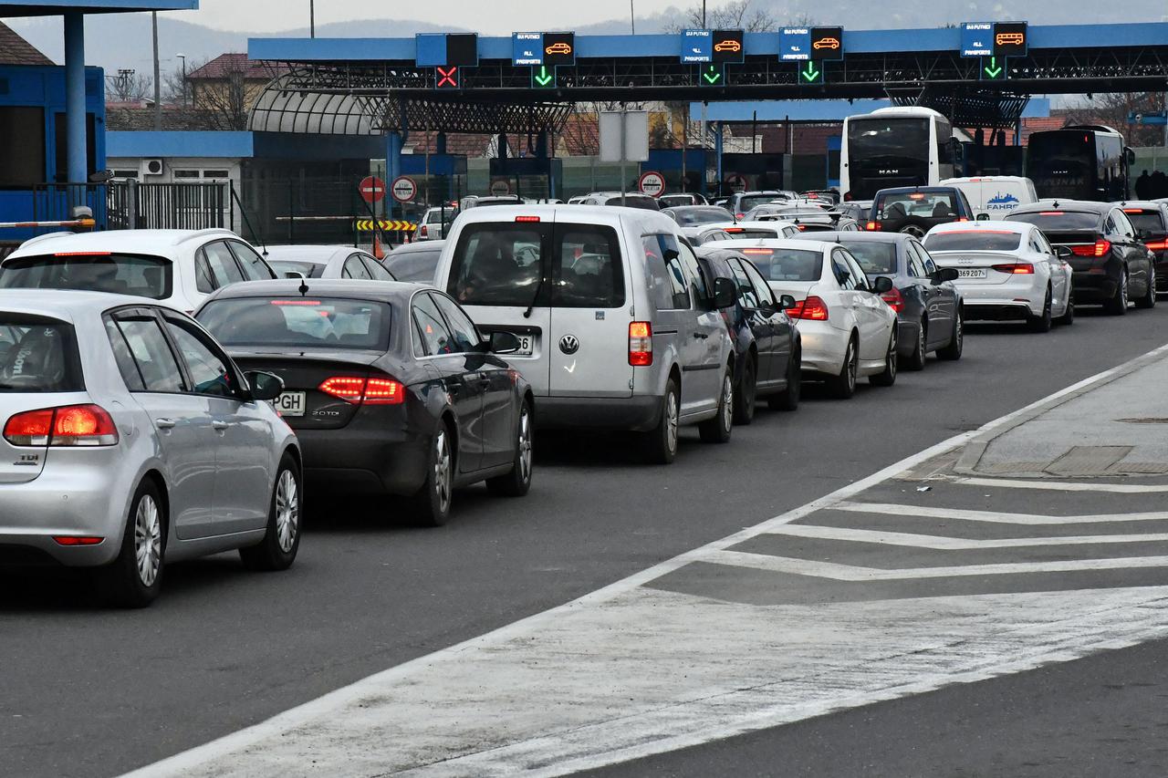 PUTEVI: Gužve na granicama, brojni radovi, visoke temperature – vozači, budite oprezni