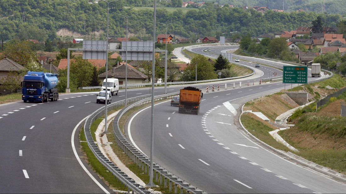 PUTEVI: Povoljni uslovi za vožnju, uz brojna ograničenja zbog radova i klizišta