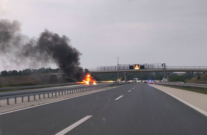 Automobil izgorio na auto-putu