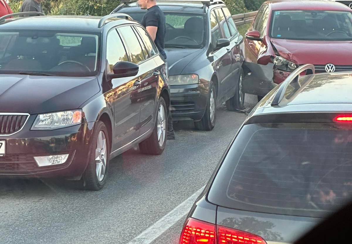 OBUSTAVLJEN SAOBRAĆAJ NA PUTU STANARI-DOBOJ Saobraćajne nezgode jutros u Doboju i okolini