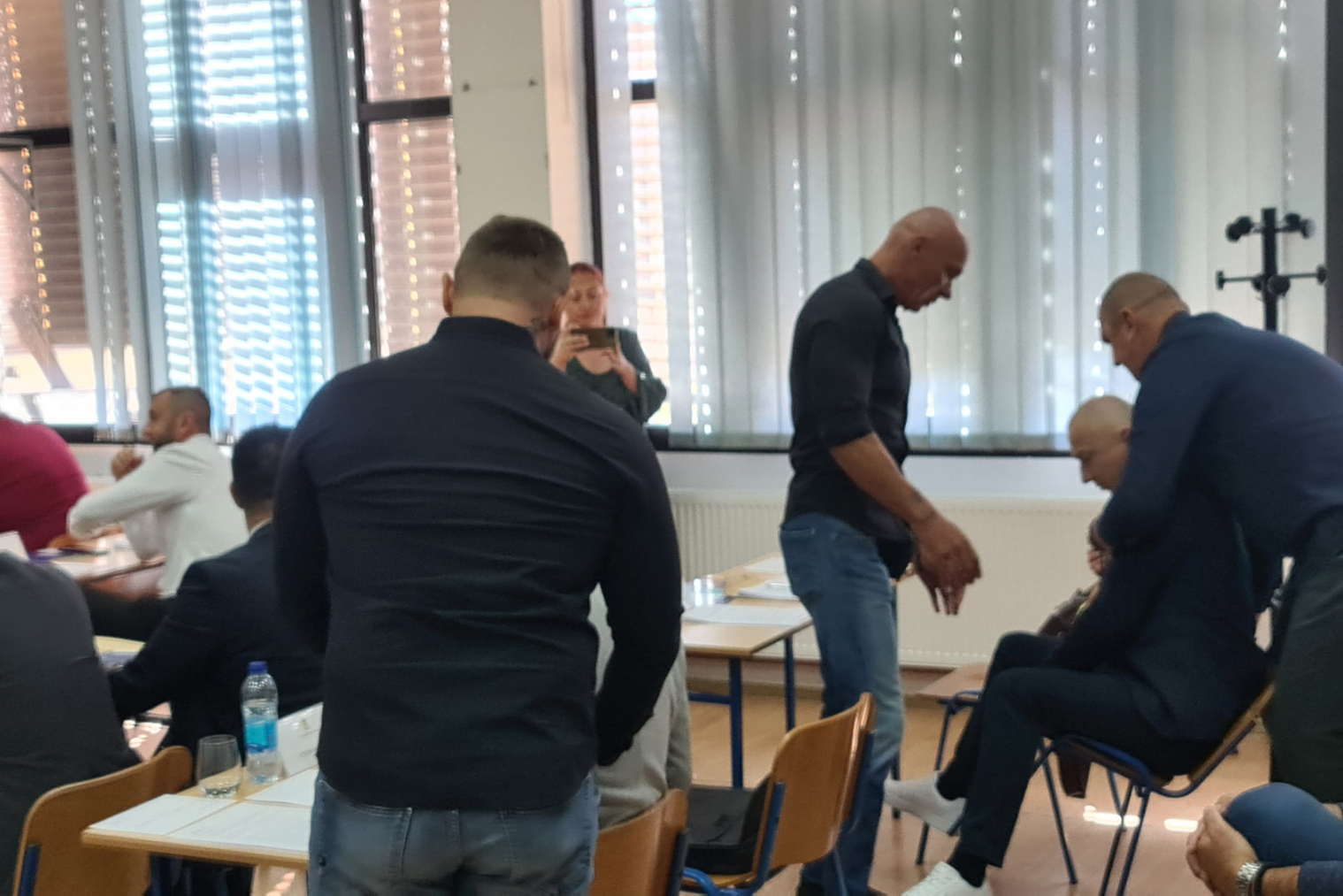 Mrak u Doboju: Vlast silom utišava opoziciju u skupštini (FOTO)