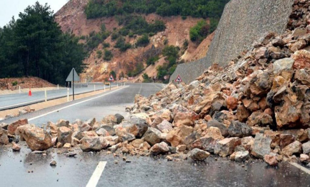PUTEVI: Klizišta i odroni otežavaju vožnju na pojedinim dionicama