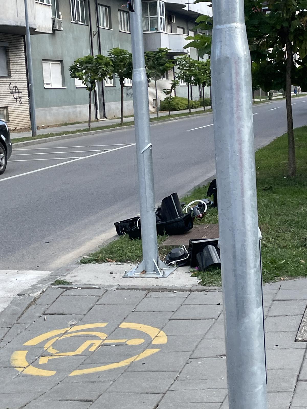 semafor na ukletoj raskrsnici unisten 03