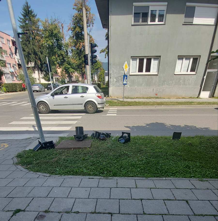 semafor na ukletoj raskrsnici unisten 06