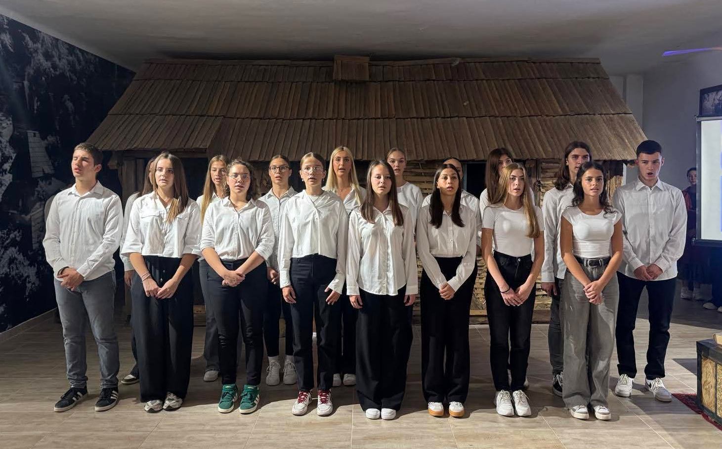 DOBOJ: Gimnazijalci čuvari tradicije (FOTO)