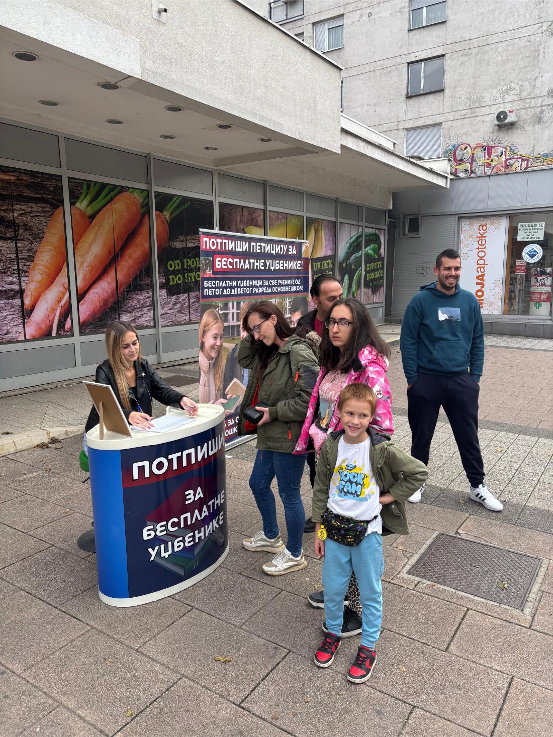 Akcija prikupljanja potpisa za besplatne udzbenike u Doboju 03