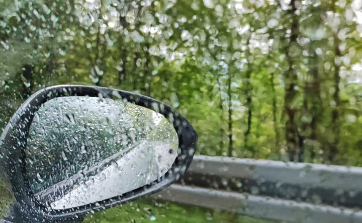 PUTEVI: Zbog intenzivne kiše jutros se na putevima saobraća usporeno i otežano