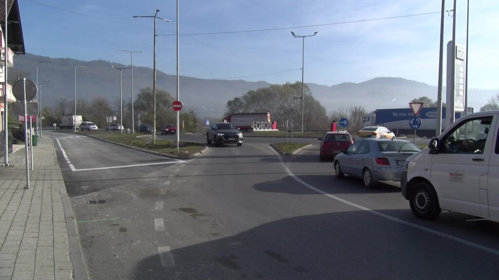 KRUŽNI TOK KOJI JE ZAUSTAVIO DOBOJ: Ko će odgovarati za saobraćajni haos i bačen novac?