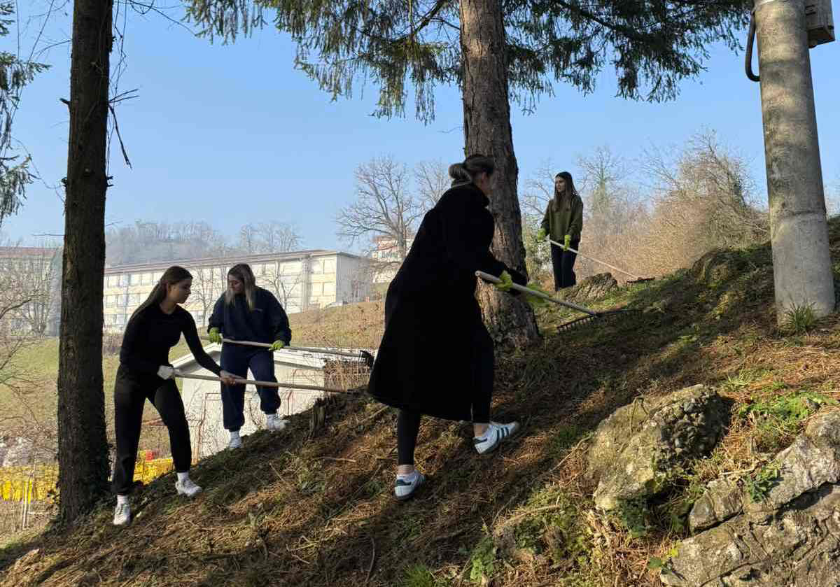(FOTO) DOBOJ: Gimnazijalci uređivali prostor oko Spomen–kosturnice Dobojskih logoraša