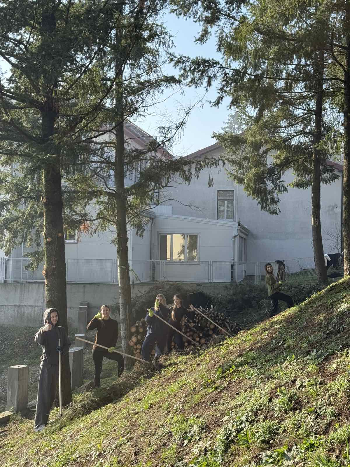 Gimnazijalci iz Doboja uredili Spomen kosturnicu Dobojskih logorasa 02