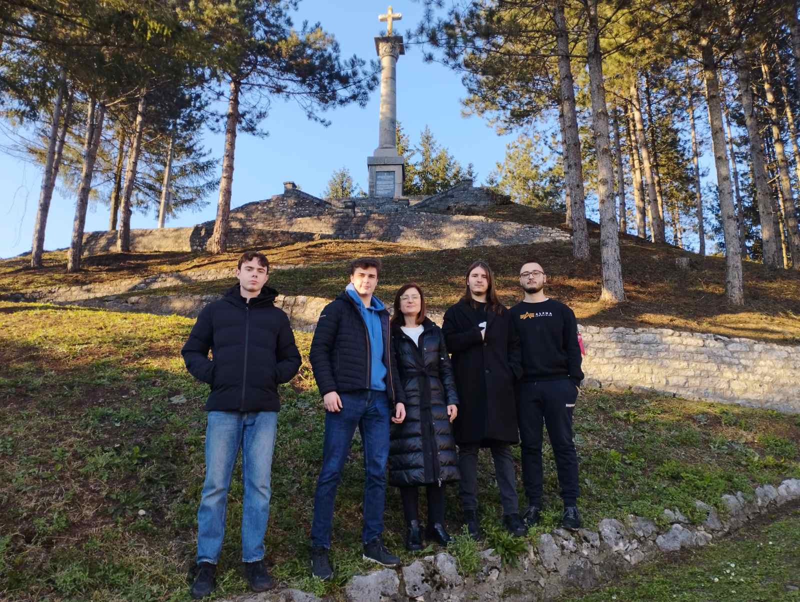 Gimnazijalci iz Doboja uredili Spomen kosturnicu Dobojskih logorasa 03