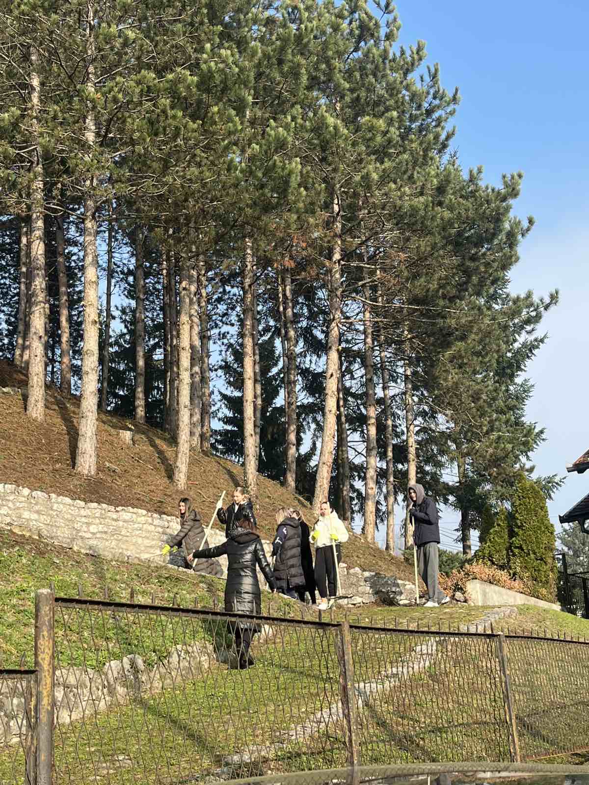 Gimnazijalci iz Doboja uredili Spomen kosturnicu Dobojskih logorasa 04