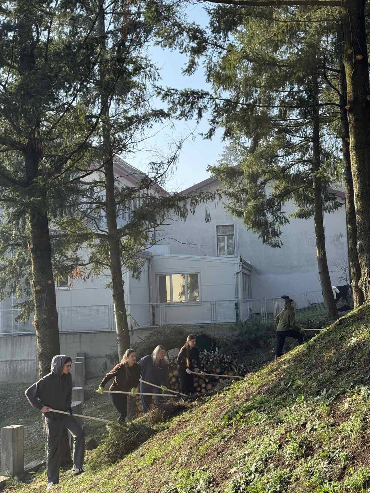 Gimnazijalci iz Doboja uredili Spomen kosturnicu Dobojskih logorasa 05