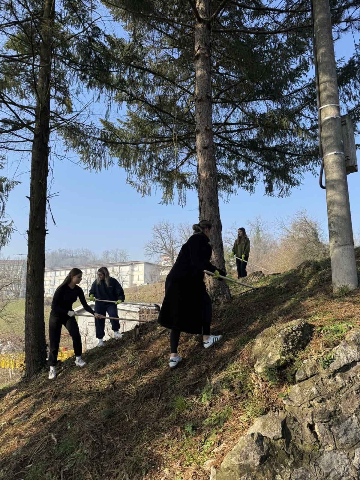 Gimnazijalci iz Doboja uredili Spomen kosturnicu Dobojskih logorasa 06