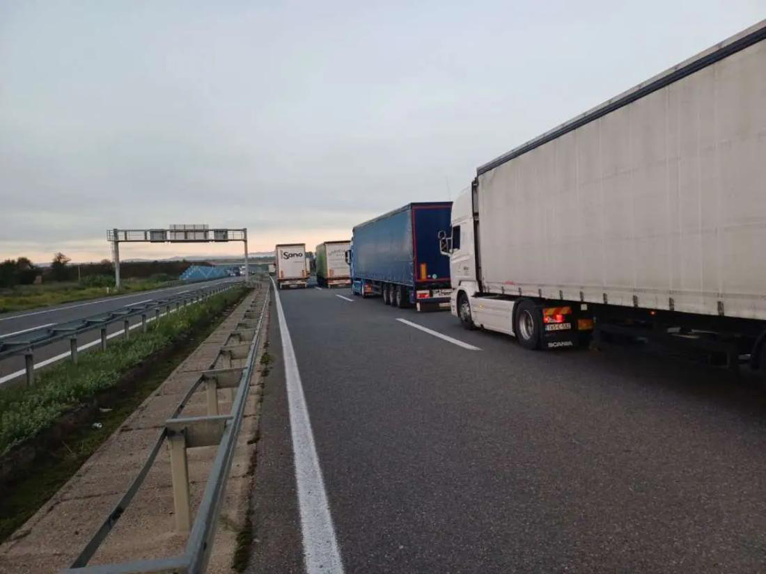 KAMIONI STAJU, GRANICE SE ZAKLJUČAVAJU: Najavljena blokada svih teretnih prelaza prema Šengenu