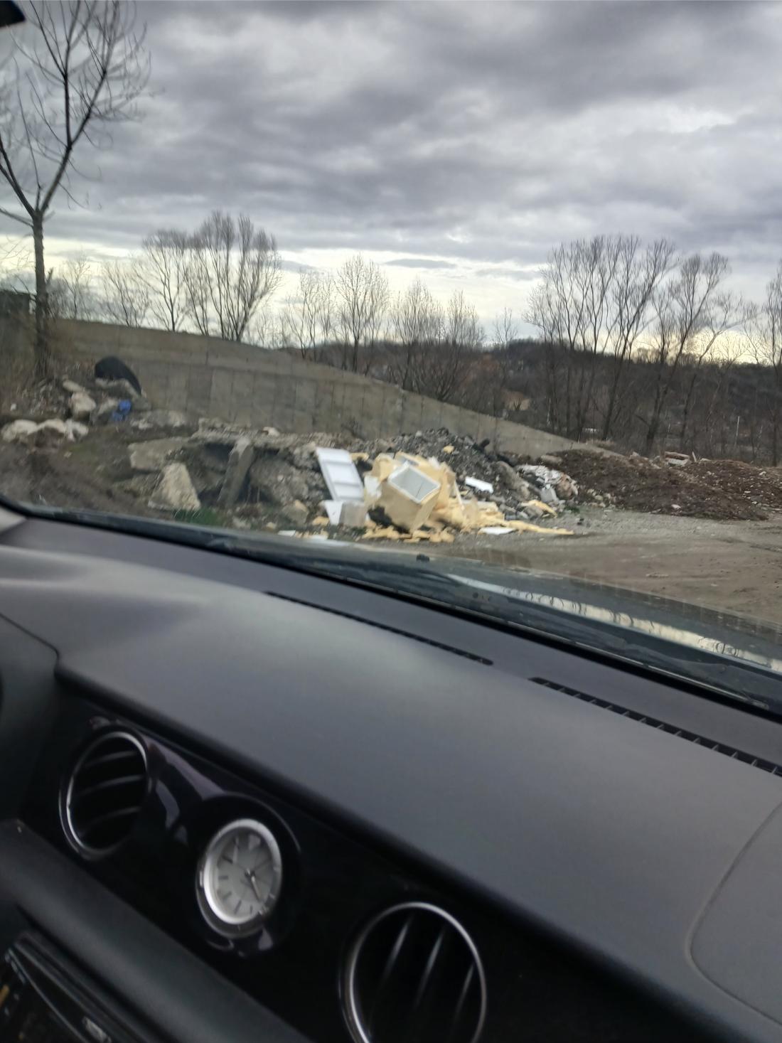 divlja deponija smeca na ulazu u Doboj 04