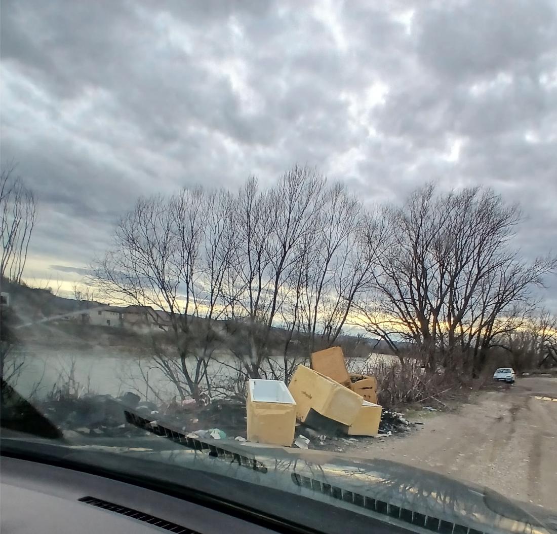 divlja deponija smeca na ulazu u Doboj 07